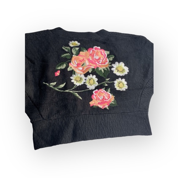new Wildfox 𑁍 Secret Garden Embroidered Sweater 𑁍 Black + Floral Embroidery 𑁍 - Picture 7 of 16